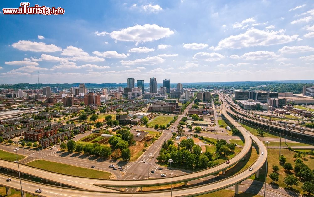 Immagine I giardini urbani della città di Birmingham visti dall'alto, Alabama, USA.