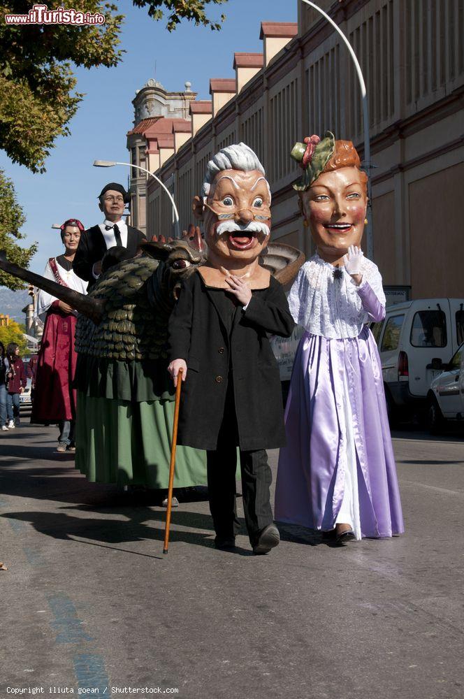 Immagine I Giganti di Tortosa, Spagna, durante il tradizionale festival. Nella seconda metà di Luglio la città si trasforma e viaggia nel tempo mostrando lo splendore del XVI° secolo  - © iliuta goean / Shutterstock.com