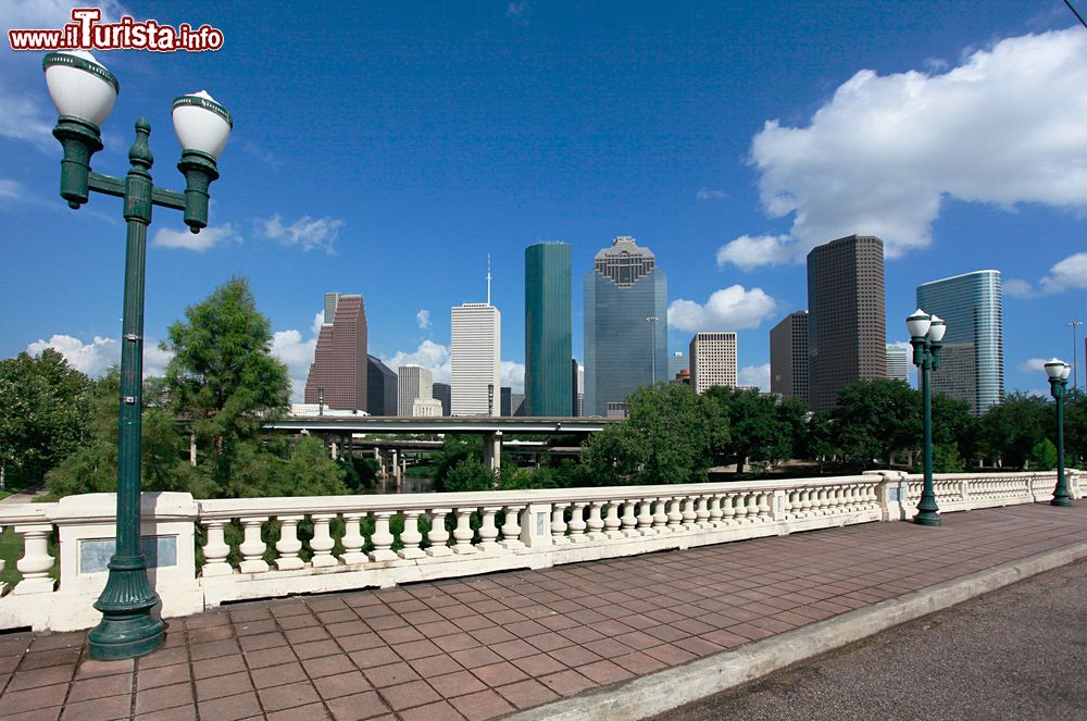 Immagine I grattacieli di Houston visti dal Sabine Street Bridge, Texas (USA).