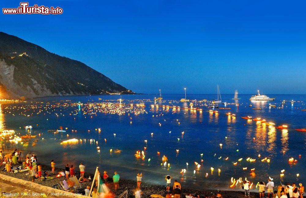 Immagine I lumini in mare a Camogli durante la Festa Stella Maris, in Liguria - © Pavlo Baliukh / Shutterstock.com