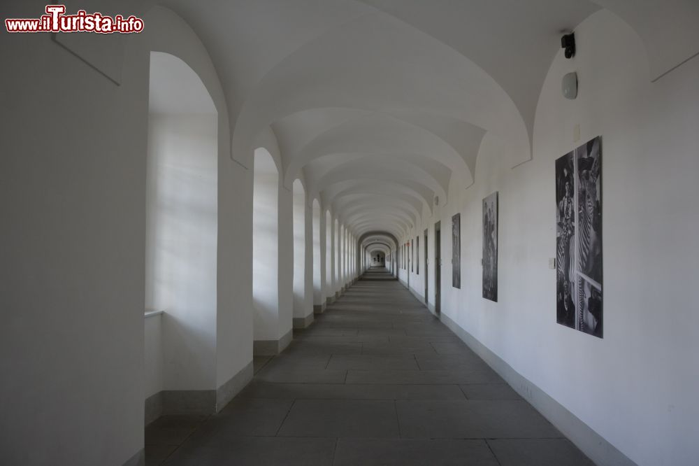 Immagine I lunghi corridoi dell'abbazia Einsiedeln, Canton Svitto (Svizzera).