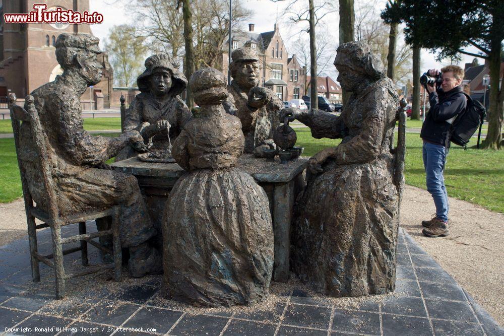 Immagine I mangiatori di Patate di Neunen, famosa opera di Van gogh celebrata da un monumento - © Ronald Wilfred Jansen / Shutterstock.com
