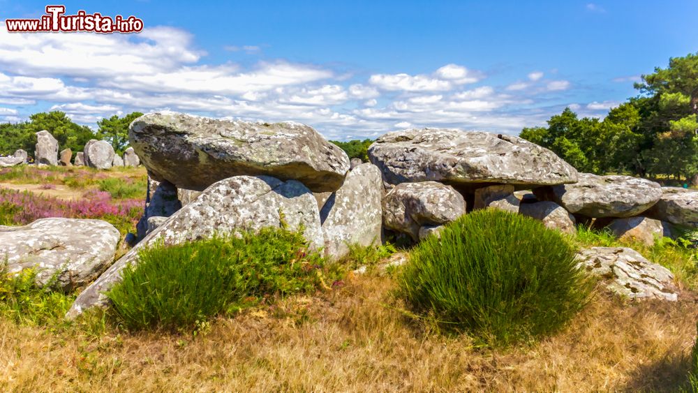 Immagine I megaliti di Carnac nel sud della Bretagna in Francia.Talmente piccolo da essere a malapena menzionato sulle carte geografiche, Carnac ospita uno dei più grandi raggruppamenti megalitici al mondo.