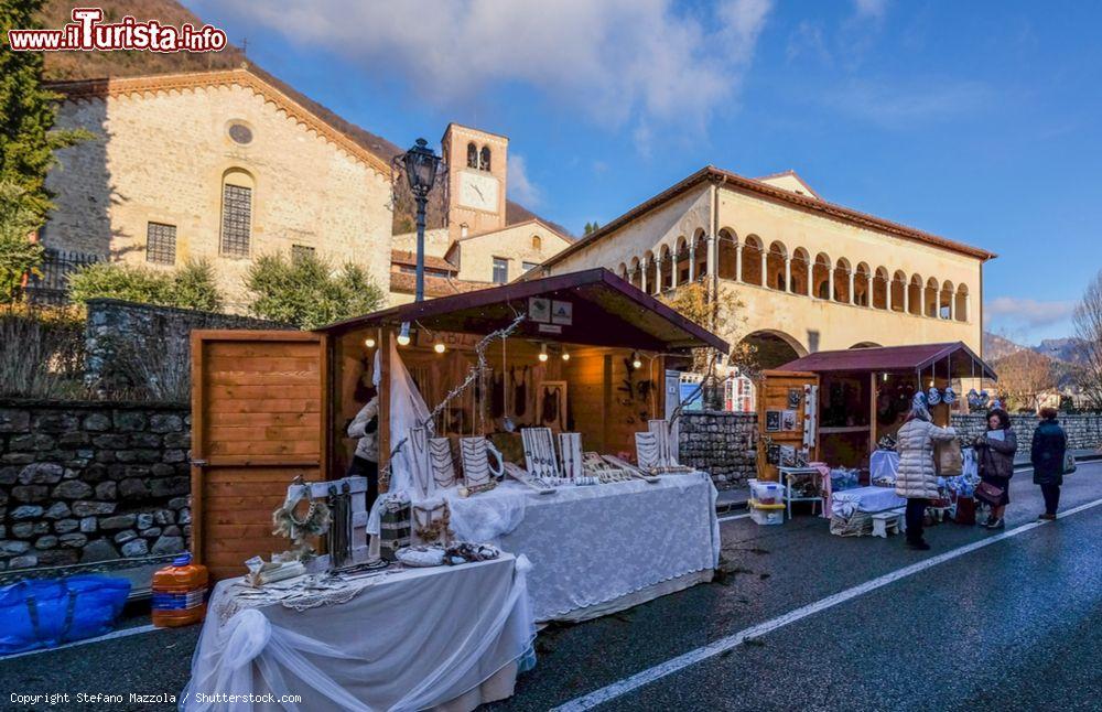Immagine I mercatini di Natale a Follina in Veneto, sullo sfondo la celebre abbazia - © Stefano Mazzola / Shutterstock.com