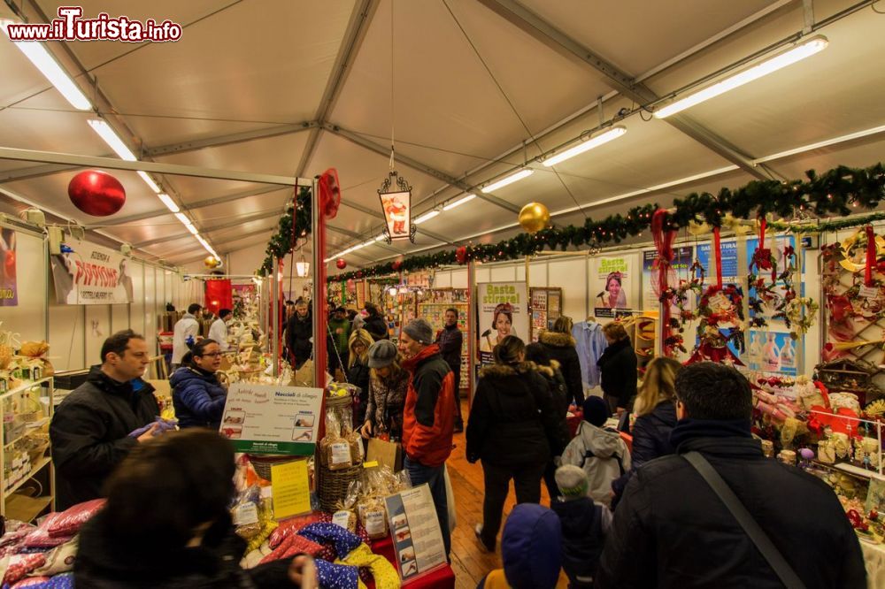 Immagine I mercatini di Natale al coperto di Ornavasso, Piemonte. Qui viene allestita una famosa Grotta di Babbo Natale, ricavata dentro una cava sotterranea - © www.grottadibabbonatale.it