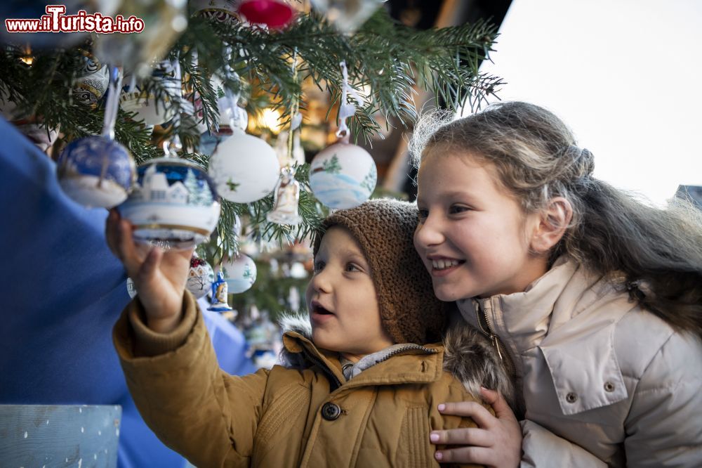 Immagine I Mercatini di Natale di Bolzano sono ideali per le famiglie con bambini - © Alex Filz / www.suedtirol.info