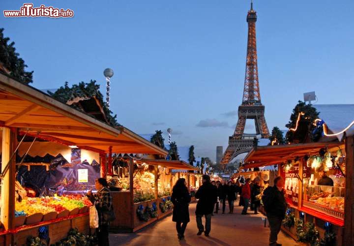 Immagine I mercatini di Natale di Place du Trocadéro a Parigi con la Tour Eiffel  - © Paris Tourist Office - Photographer : Amélie Dupont