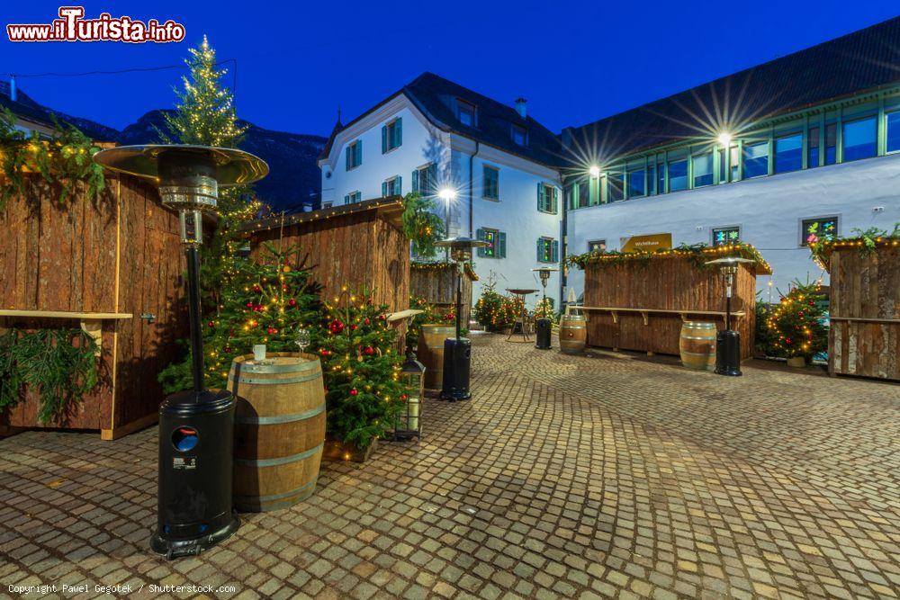 Immagine I mercatini di Natale in piazza a Appiano sulla Strada del Vino in Alto Adige - © Pawel Gegotek / Shutterstock.com