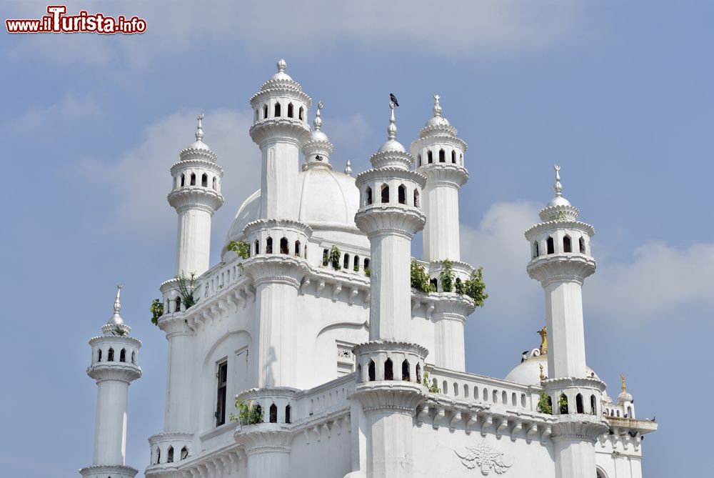 Immagine I minareti della moschea di Dewatagaha nella città di Colombo, Sri Lanka. Completamente intonacato di bianco, questo edificio religioso sorge nei pressi di una delle vie più trafficate della città. La sua costruzione risale a più di 200 anni fa.