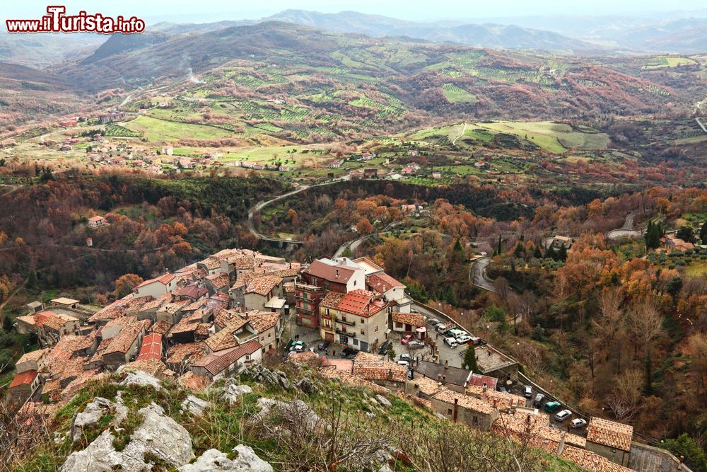 Immagine I monti di Orsomarso e il borgo di  San Donato di Ninea nella Calabria di nord-ovest