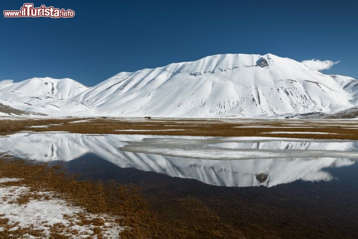 Immagine I Monti Sibillini riflessi nell'acqua, Umbria, Italia. - © Luigi Morbidelli / Shutterstock.com