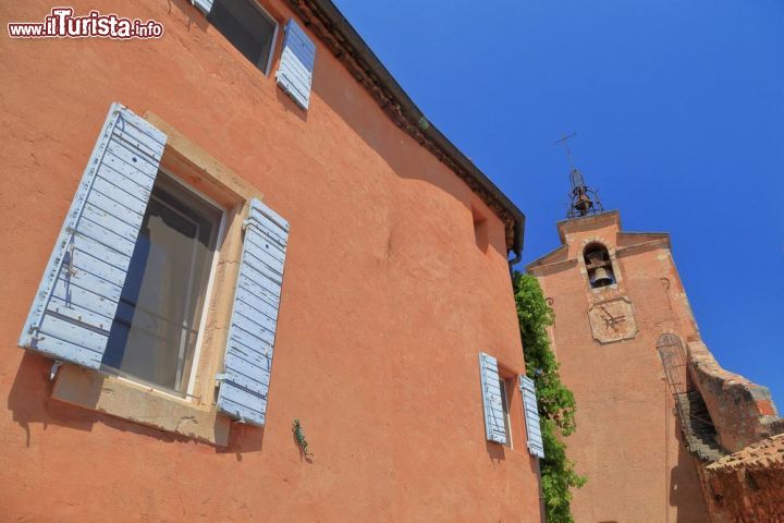 Immagine I muri delle case di Roussillon (Provenza, Francia) presentano il tipico colore rossastro dell'ocra, materiale di cui il territorio circostante è ricco -  © Inu / Shutterstock.com