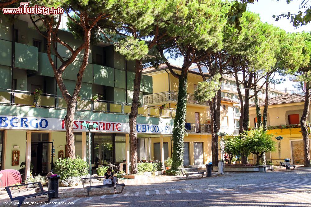 Immagine I negozi del centro di Bellaria: Piazza Marciano a Bellaria Igea Marina, Emilia Romagna - © Nick_Nick / Shutterstock.com