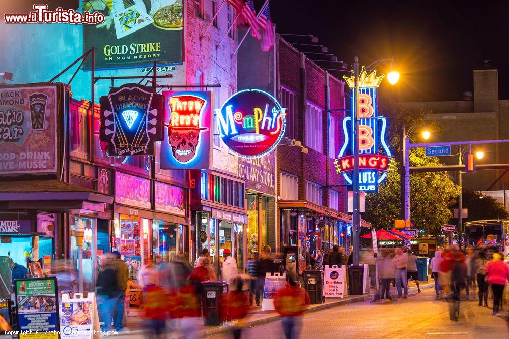 Immagine I neon colorati dei locali di Beale Street a Memphis (Tennessee) dove si può assistere a concerti e festival di musica blues - © f11photo / Shutterstock.com