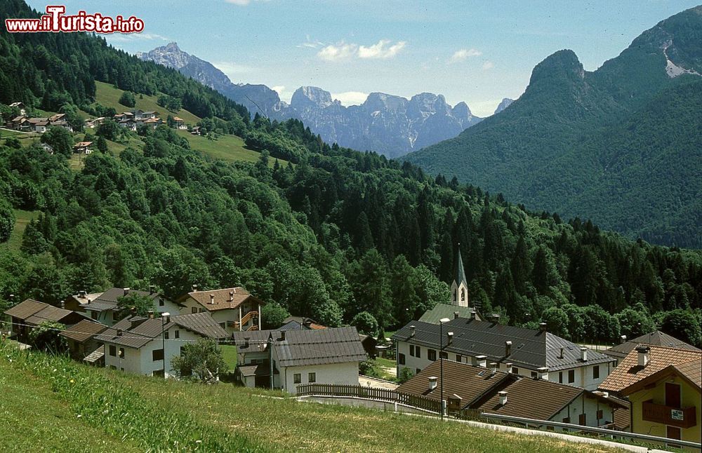 Immagine I paesaggi di Gosaldo in Veneto: Mis di Mezzo; sullo sfondo, in alto a sinistra, Sarasin di Gosaldo - © Ziegler175, CC BY-SA 3.0, Wikipedia