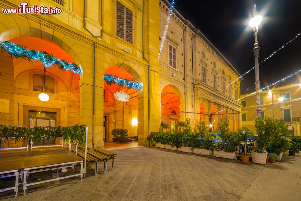 Immagine I palazzi del centro di Bagnacavallo con le decorazioni natalizie