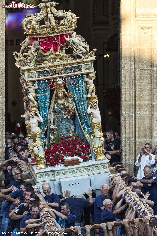 Immagine I pescatori escono il simulacro della Madonna del Soccorso dal Duomo durante una processione, Sciacca, Sicilia - © Giuseppe Parinisi / Shutterstock.com