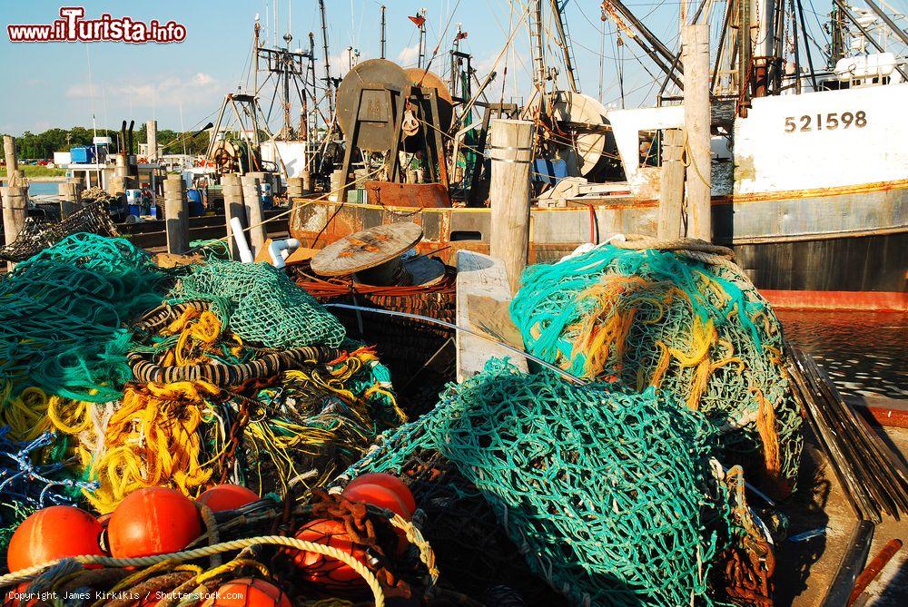 Immagine I pescherecci commerciali attraccati al porto di Montauk, Long Island, New York - © James Kirkikis / Shutterstock.com