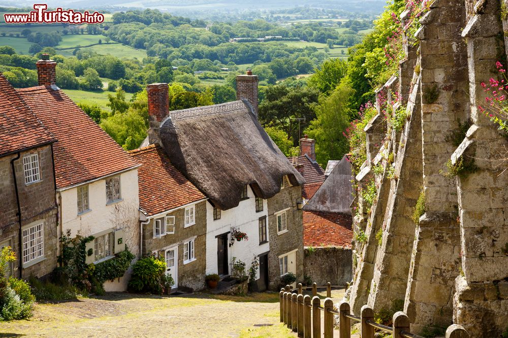 Immagine I pittoreschi cottages sulla stradina acciottolata della Collina d'Oro di Shaftesbury, Dorset, Inghilterra. Queste tradizionali abitazioni sono ritratte su tutte le cartoline illustrate della città oltre a essere state protagoniste di spot televisivi.