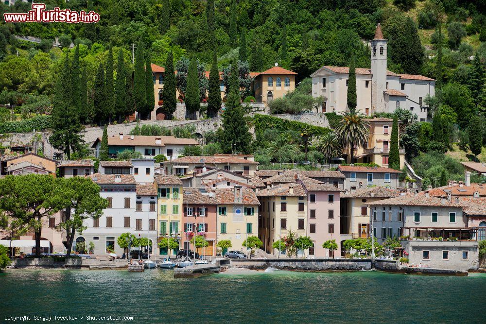 Immagine I pittoreschi palazzi di Gargnano affacciati sulle sponde del lago di Garda, Lombardia, Italia - © Sergey Tsvetkov / Shutterstock.com