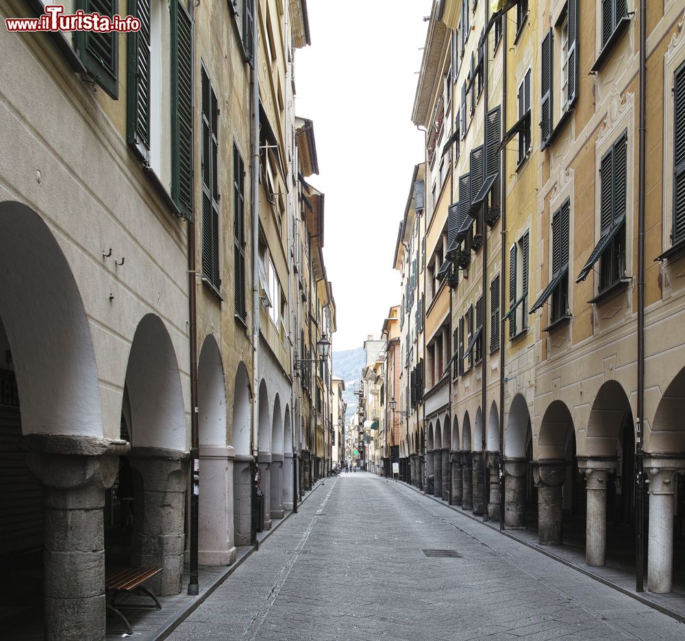 Immagine I portici di via Vittorio Veneto nel centro di Chiavari, Liguria.