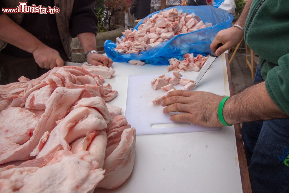 Immagine I preparativi di una sagra a Castelnuovo Rangone, protagonista il maiale