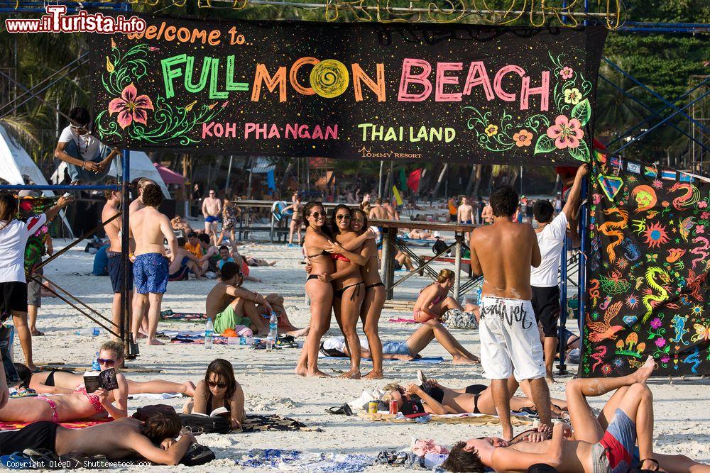 Immagine I preparativi in spiaggia della festa di Full Moon Party, isola di Koh Phangan in Thailandia - © OlegD / Shutterstock.com