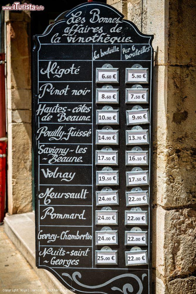 Immagine I prezzi di vendita del vino a Savigny les Beaune in Borgogna (Francia) - © Nigel Jarvis / Shutterstock.com