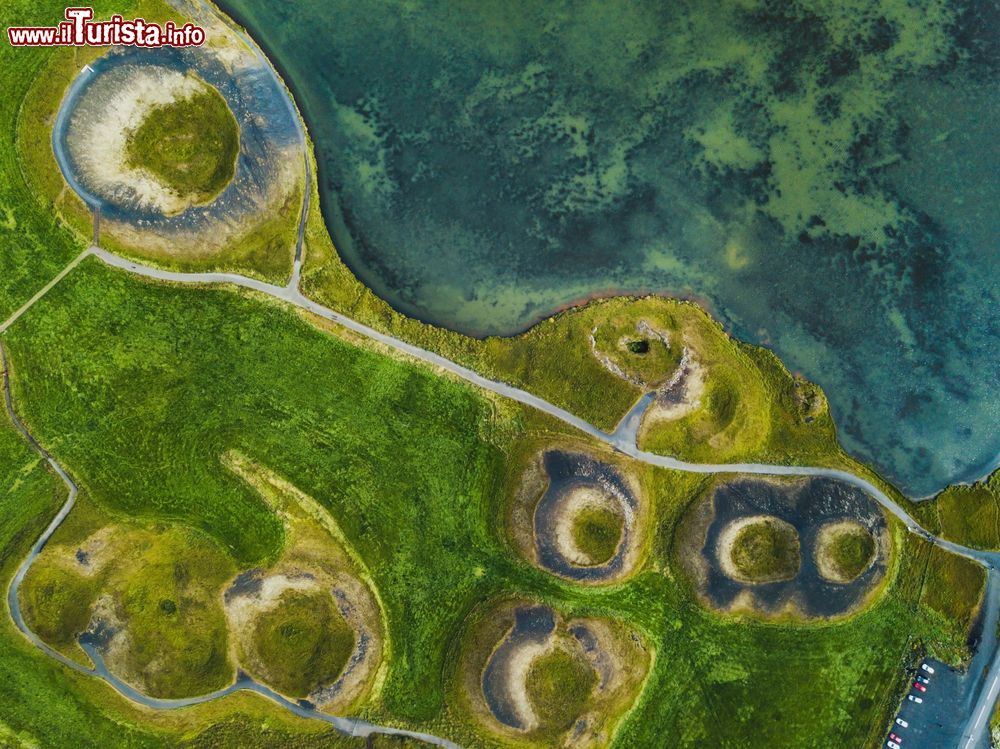 Immagine I psuedocrateri del lago Myvatn fotografati con un drone in Islanda