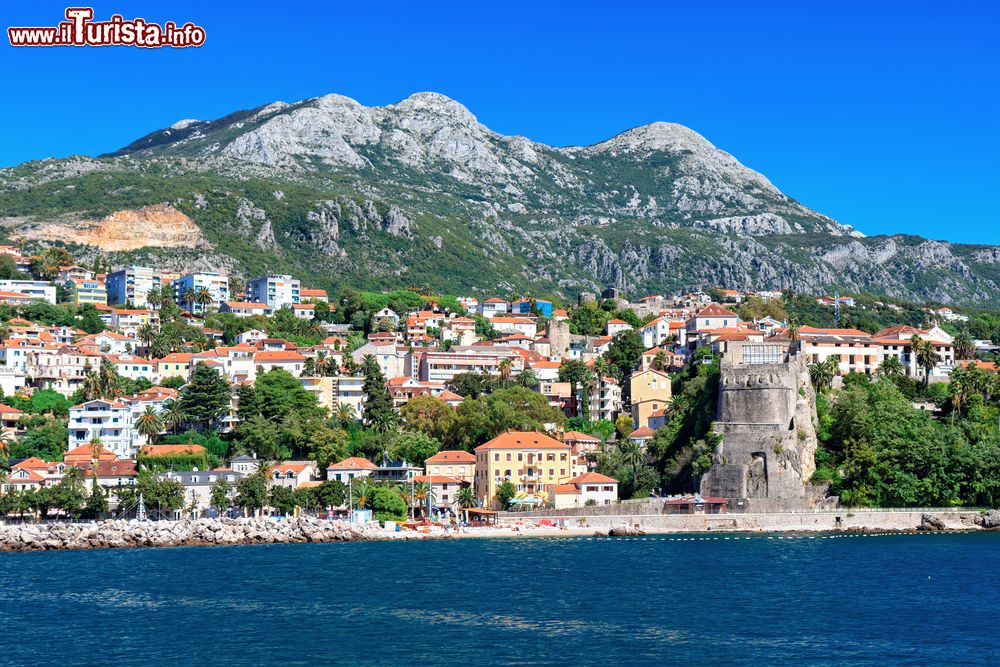 Immagine I resti della Cittadella di Herceg Novi, Montenegro, visti dal mare.