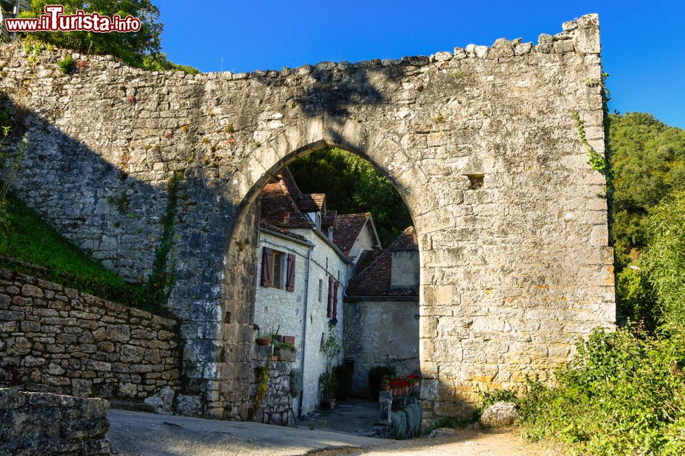 Immagine I resti dell'antica porta d'ingresso nel borgo di Saint-Cirq-Lapopie, Occitania (Francia). 