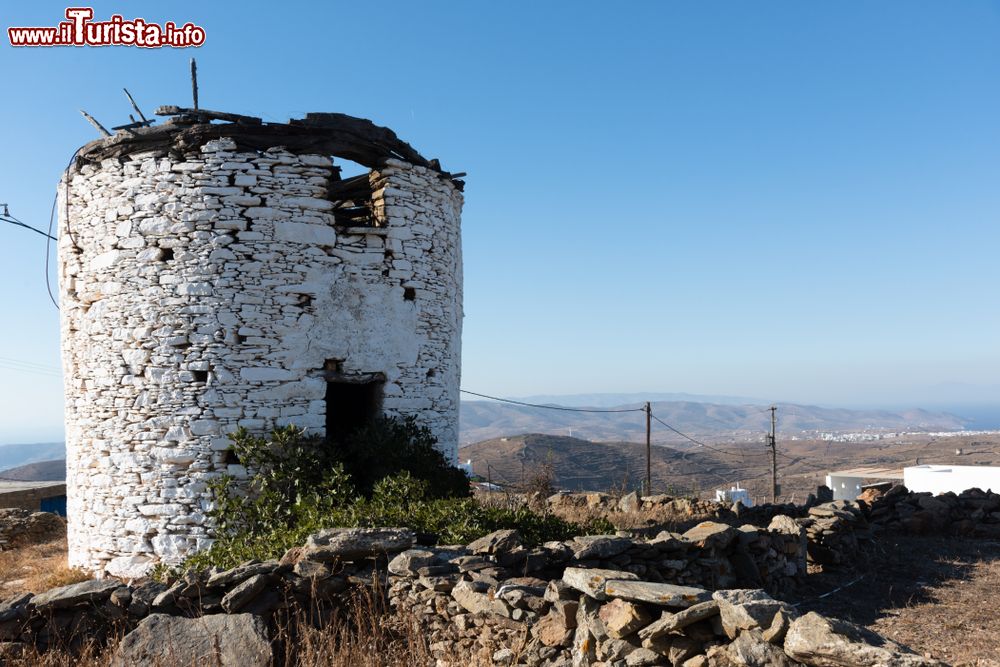 Immagine I resti di un antico mulino a vento dell'isola di Kitnos, Cicladi occidentali