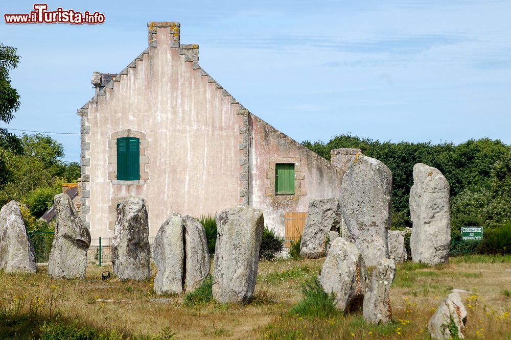 Immagine I resti di una vecchia casa fra i monoliti del complesso di Carnac, Bretagna, Francia.