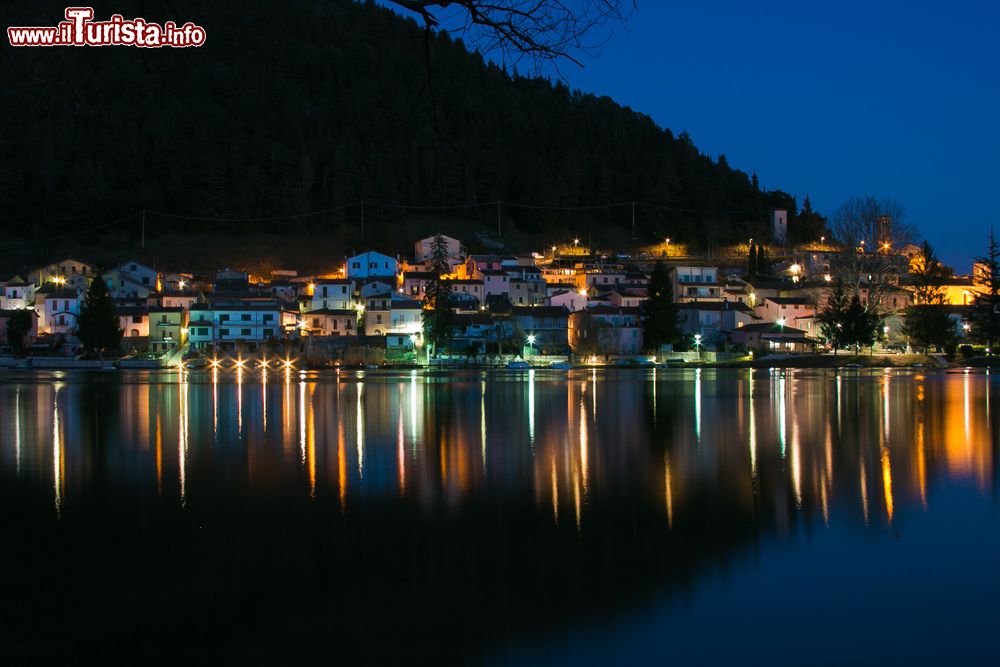 Immagine I riflessi delle case del borgo di Piediluco sul lago omonimo in Umbria