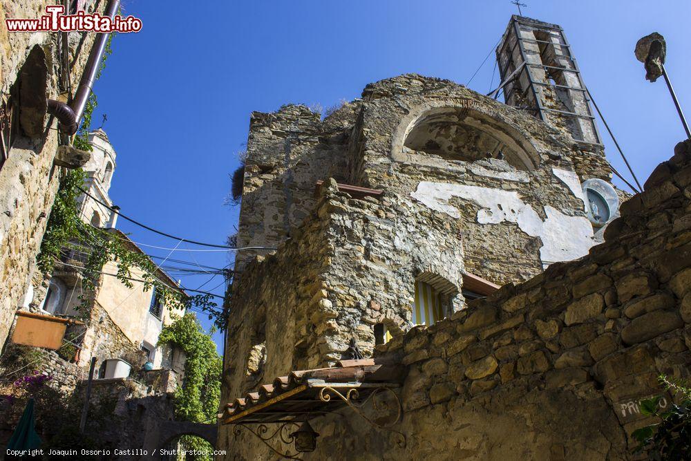 Immagine I ruderi del borgo antico di Bussana Vecchia, Sanremo, Liguria. Dal 1950 gli edifici meno danneggiati sono stati resi agibili: oggi ospitano artisti, botteghe artigiane e alcuni punti ristoro - © Joaquin Ossorio Castillo / Shutterstock.com