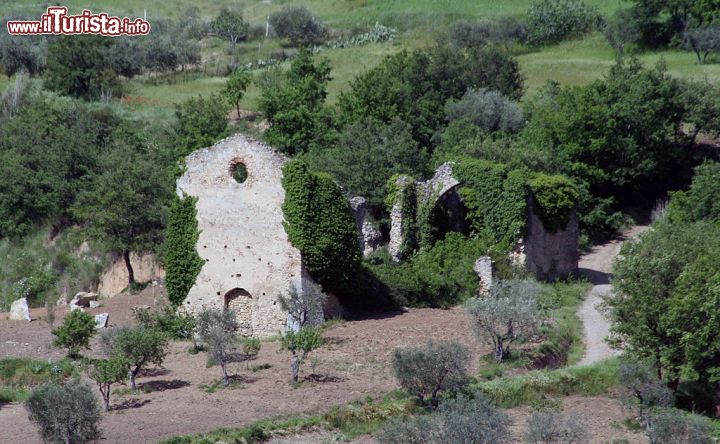 Immagine I ruderi della Chiesa della Trinita a Tricarico - © Rocco Stasi - CC BY 3.0 - Wikipedia.