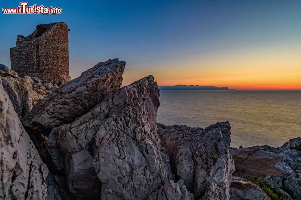 Immagine I ruderi di una torre di guardia a Capo Rama al tramonto, siamo a Terrasini in Sicilia