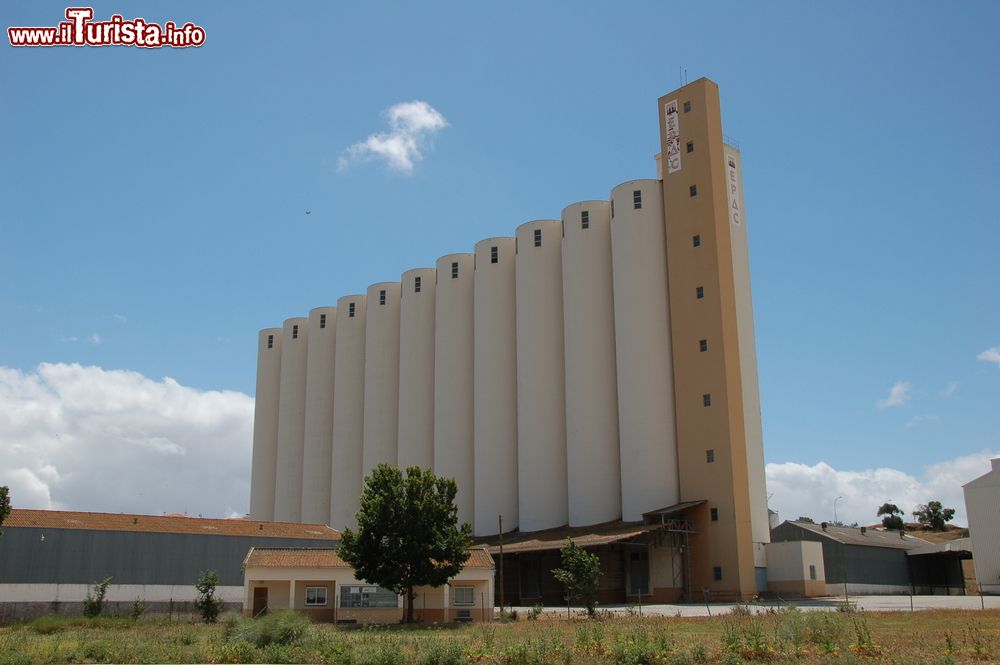 Immagine I silos di essiccazione Large Grain fotografati in una giornata di cielo limpido a Serpa, Alentejo Portogallo.
