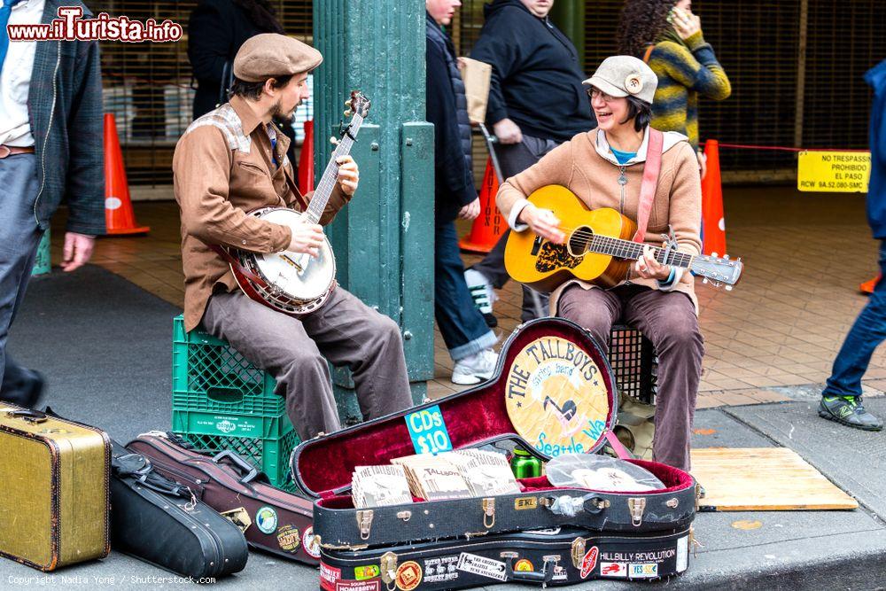 Immagine I Tallboys si esibiscono al Pike Place Market di Seattle, stato di Washington - © Nadia Yong / Shutterstock.com