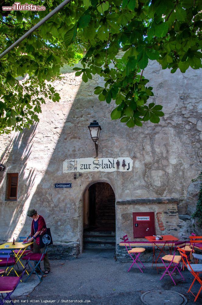 Immagine I tavolini colorati di un locale nella città medievale di Durnstein, valle di Wachau (Austria) - © Karl Allen Lugmayer / Shutterstock.com