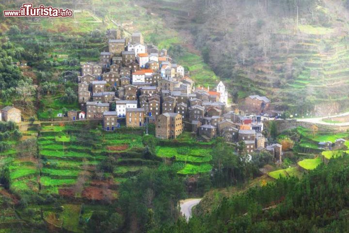 Immagine I terrazzamenti del villaggio di Piodao, Portogallo - Anche avvolto da un leggero strato di foschia Piodao è uno dei villaggi storici portoghesi più suggestivi © leoks / Shutterstock.com