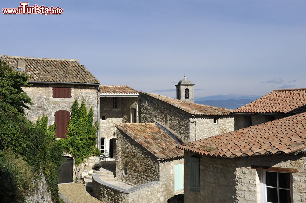 Immagine I tetti del borgo di Lacoste, villaggio dove si rifugiò il Marchese de Sade