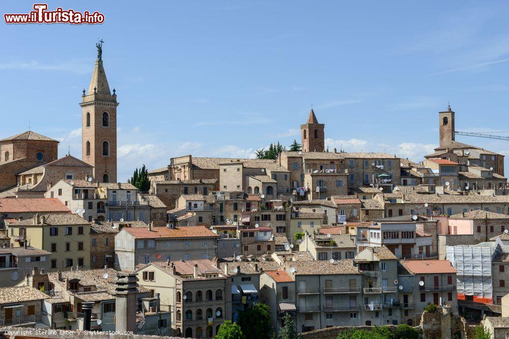 Immagine I tetti del centro di Ripatransone fotografati dall'alto, Marche, Italia. La cittadina ospita architetture religiose, civili e militari di grande prestigio - © Stefano Ember / Shutterstock.com