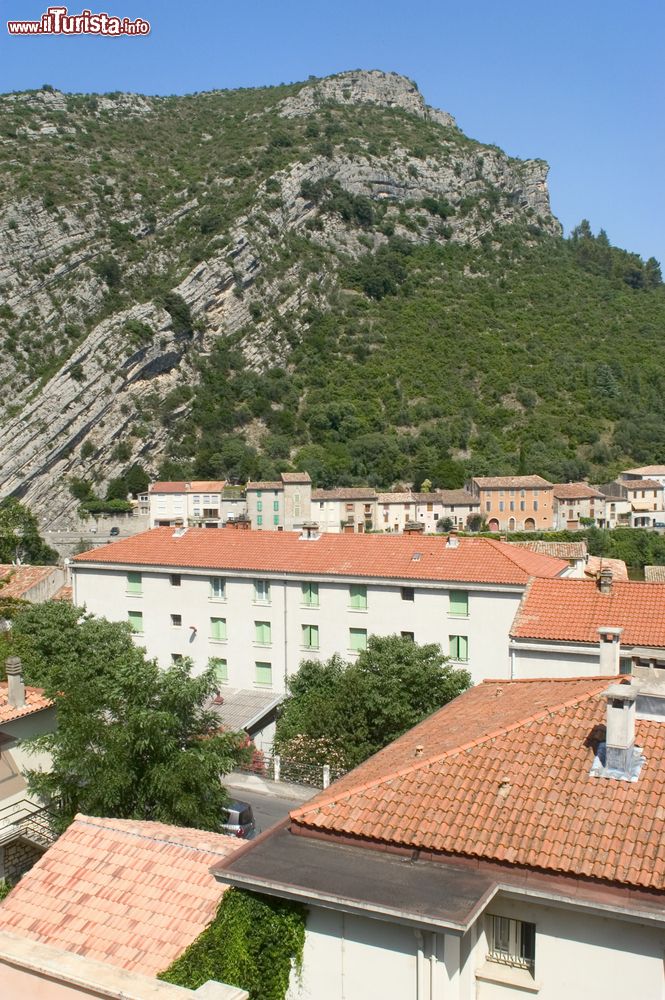Immagine I tetti del centro storico di Anduze, dipartimento del Gard, Francia.