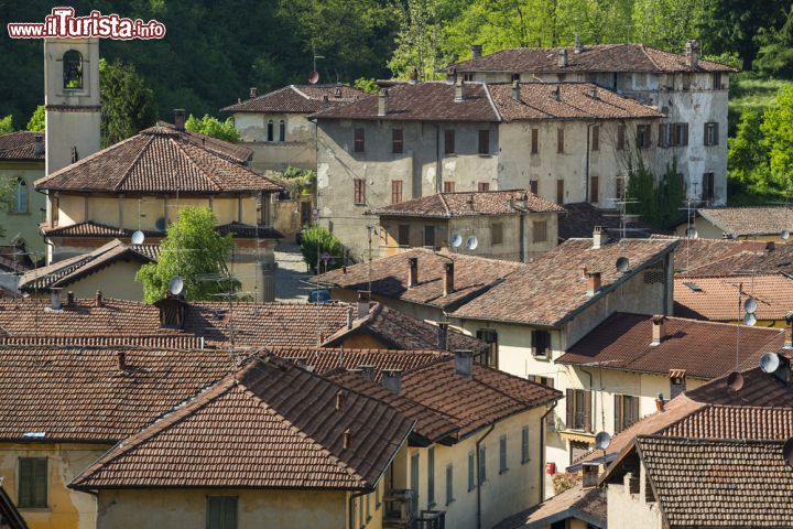 Immagine I tetti del centro storico di Castiglione Olona, la cittadina posta tra il Lago Maggiore e il Lago di Como in lombardia - © Claudio Giovanni Colombo / Shutterstock.com
