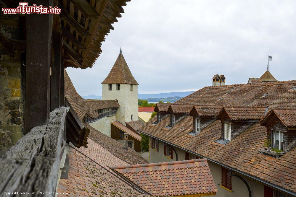 Immagine I tetti del centro storico di Murten visti dalle mura edificate dopo la costruzione della città nel 12° secolo. Questa località svizzera conserva l'impianto medievale delle origini - © marekusz / Shutterstock.com