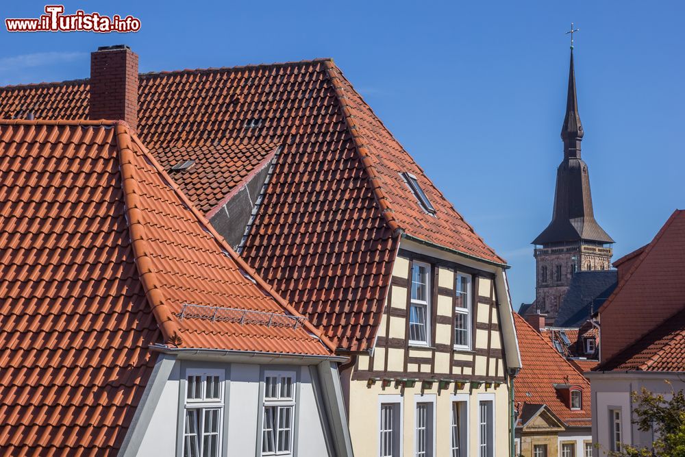 Immagine I tetti della case nel centro storico di Osnabruck, Germania. Per apprezzare questa cittadina è sufficiente ammirarne gli edifici tradizionali che si affacciano su viuzze strette e dall'aspetto tipicamente medievale.