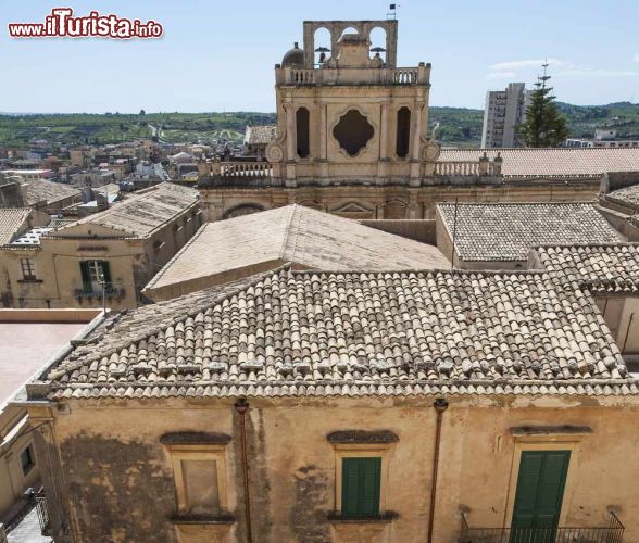 Immagine I tetti della città barocca che è patrimonio dell'umanità - il centro storico di Noto, cittadina nel profondo sud della Sicilia, è stato insignito, nel 2002, del prestigioso titolo di "patrimonio dell'umanità" dall'UNESCO, grazie alle meraviglie della sua architettura barocca.  - © luigi nifosi / Shutterstock.com