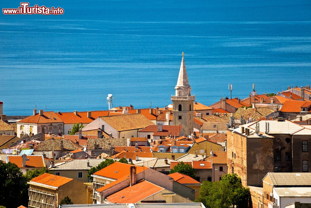 Immagine I tetti della città di Senj e le acque cristalline dell'Adriatico, Croazia.