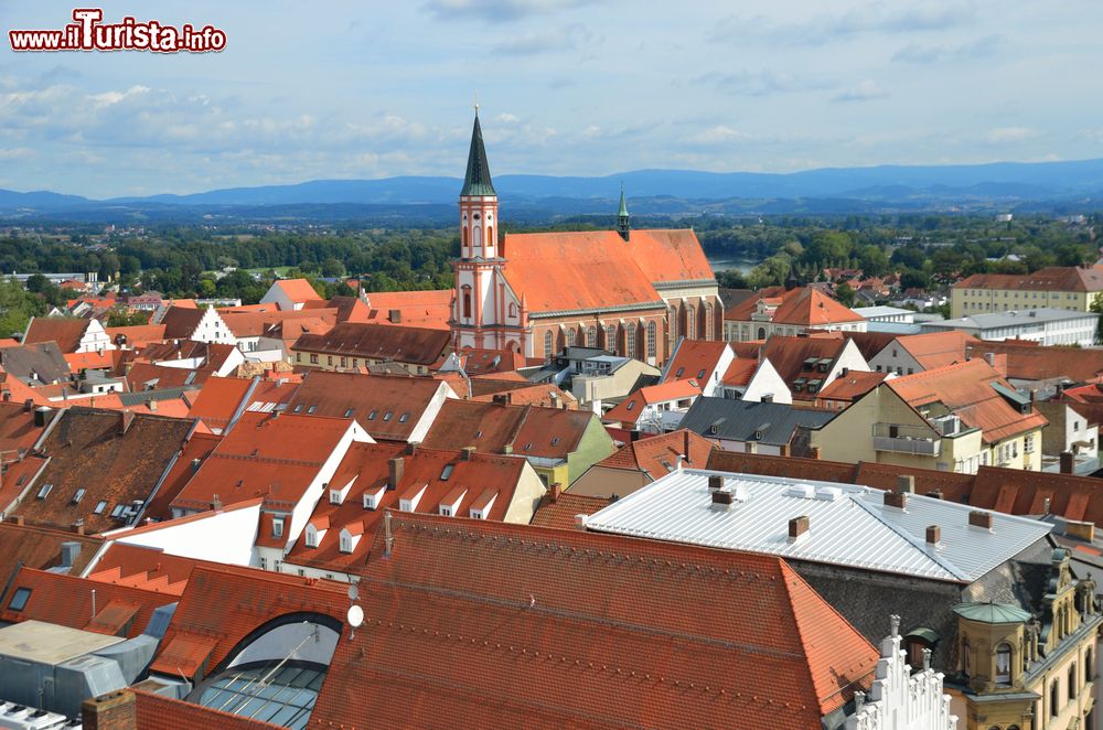 Immagine I tetti della vecchia cittadina di Straubing, Germania.